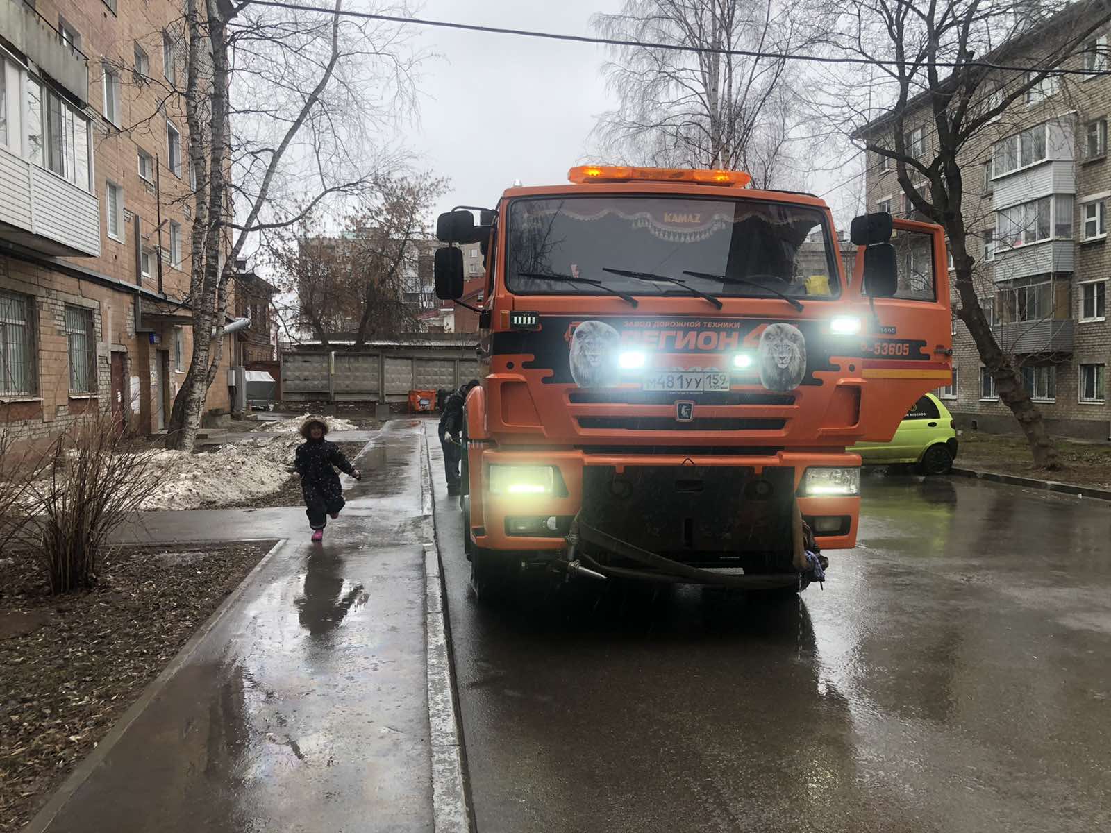 Вымыли асфальт во дворах — УК-Прикамье